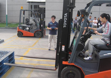 操作叉車前檢查、避讓障礙物、叉車倒車行駛要求、叉車停車放置及行為規(guī)范。